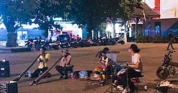 Tuku Didgeridoo play on the streets of Chiang Mai