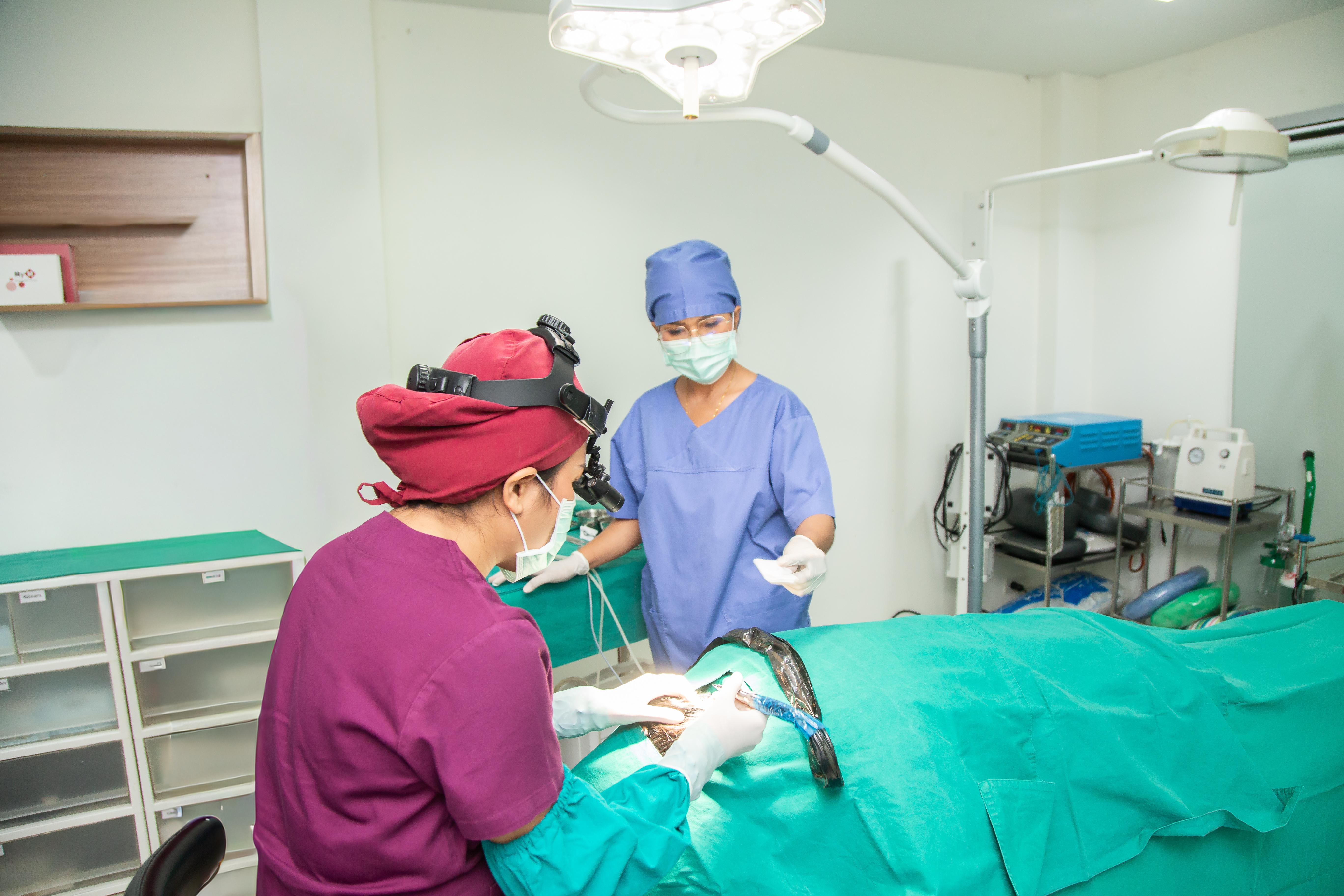 Doctor assessing the patient’s hair loss pattern for a successful FUE hair transplant